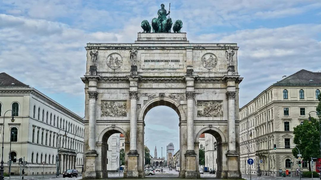 时间带走了破碎的城墙和记忆 这个城市却并不畏惧曾经的过往 很好地