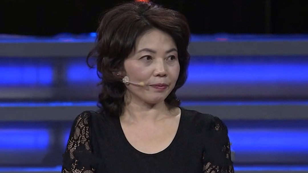 45岁大妈上台找工作,老板问她可会电脑软件,她的回答很自信