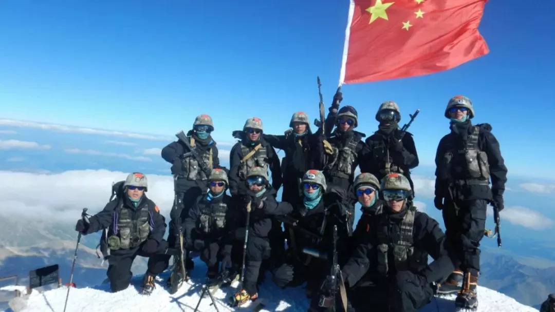 45分40秒陆军某旅在西北大漠与时间赛跑上演了一幕军人版的速度与激情