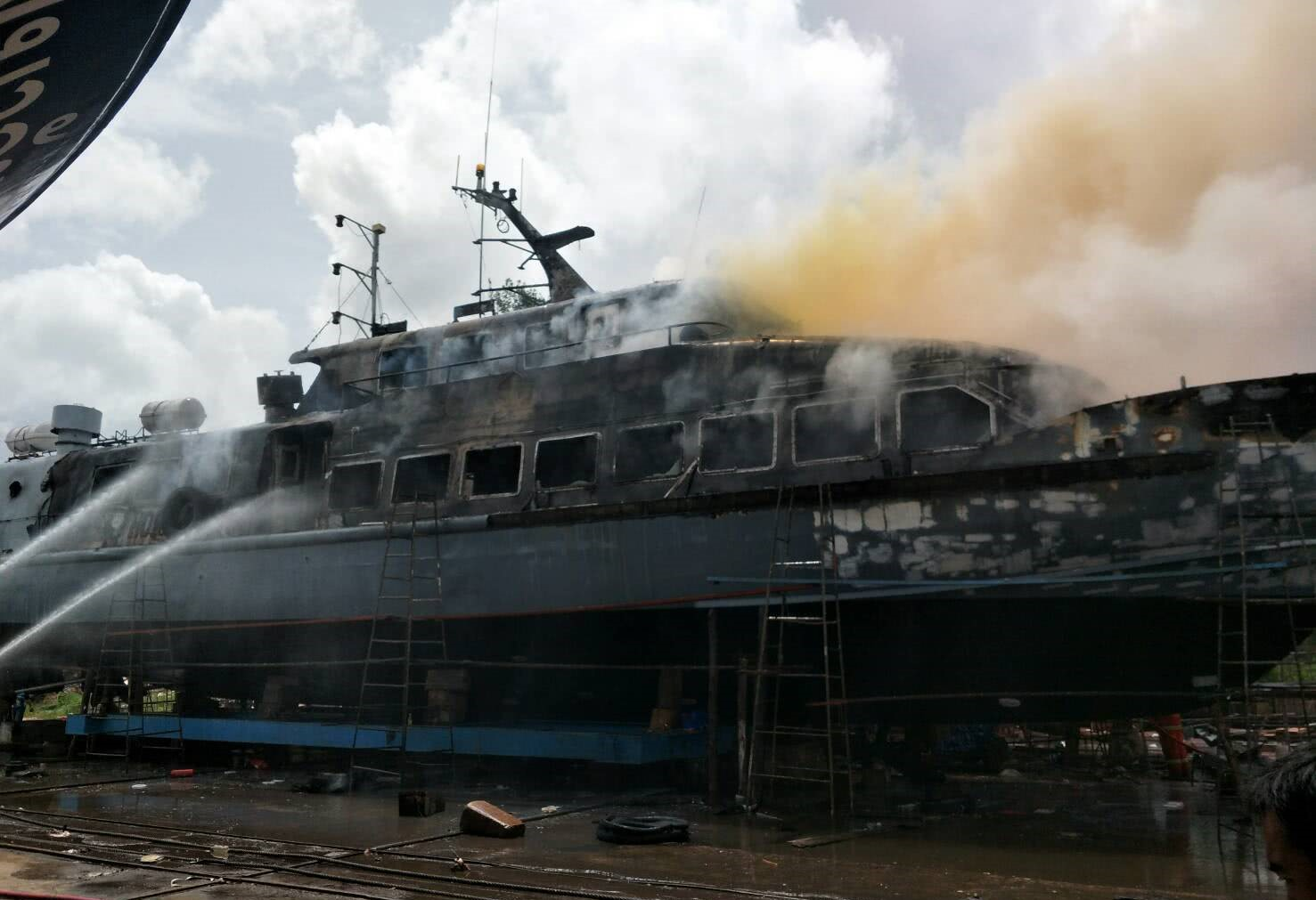 泰国普吉岛再次出事两艘游轮着火被毁这样的普吉你还敢去吗