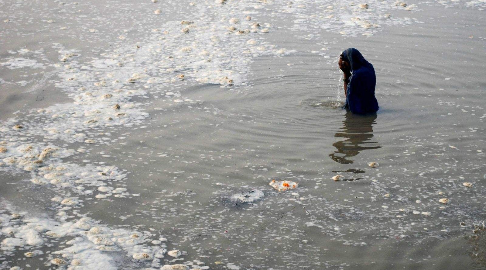印度人又开挂,恒河水直接装瓶出售,10万瓶一小时售空