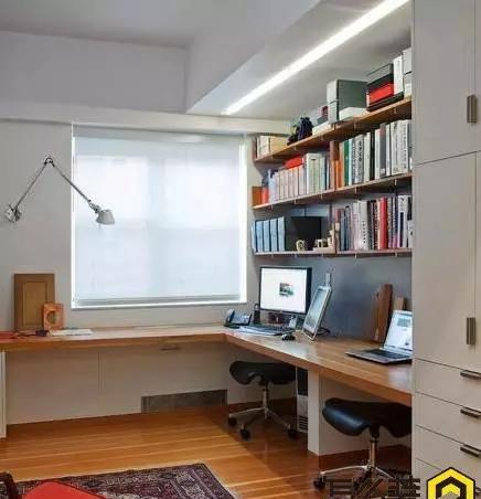 紧靠窗台的l型小书房