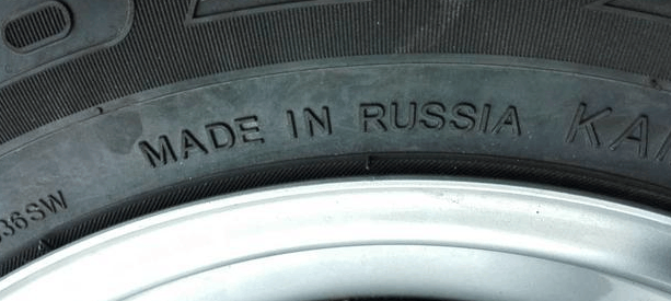 自媒体 正文 拉达全车配备的轮胎是kama牌,也包括在发动机舱里的备胎