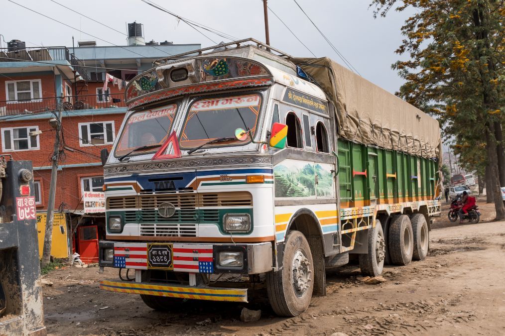 尼泊尔旅行实拍当地花花绿绿的大卡车,要在中国早被罚得倾家荡产