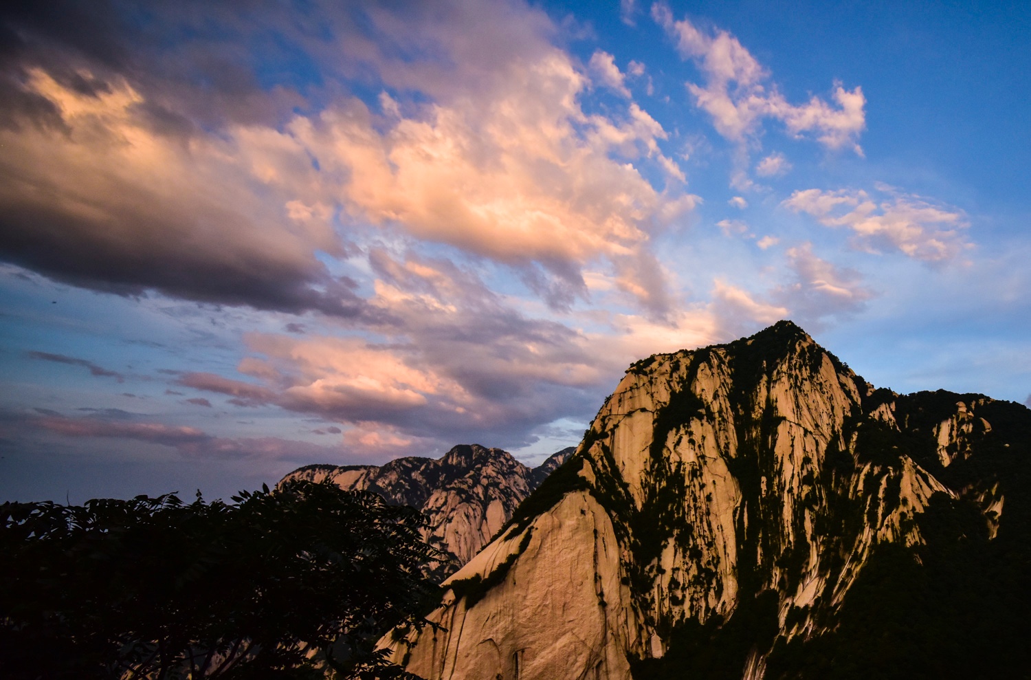 陕西华山景区傍晚现日照金山和火烧云美景_新浪看点