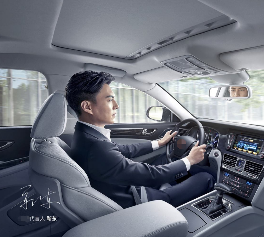 靳东700万豪车内有4个醒目汉字,却意外暴露了2个儿子的真实姓名