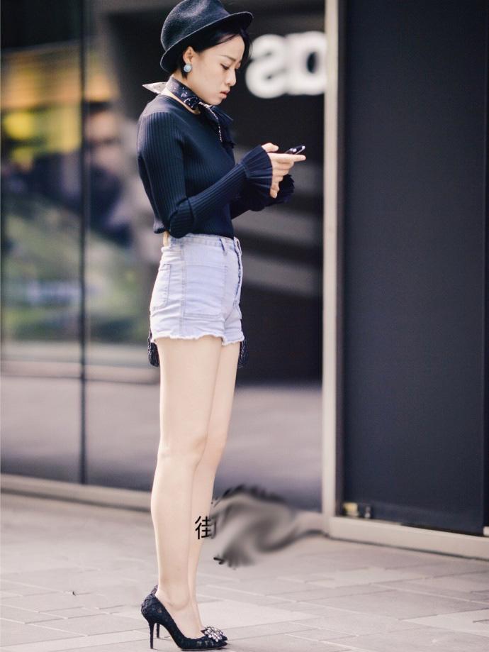 路人街拍超级美腿小姐姐一双腿火爆整条街