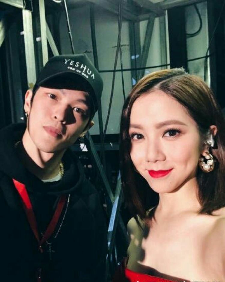 邓紫棋mark恋情坐实,身穿情侣装甜挽男友约会