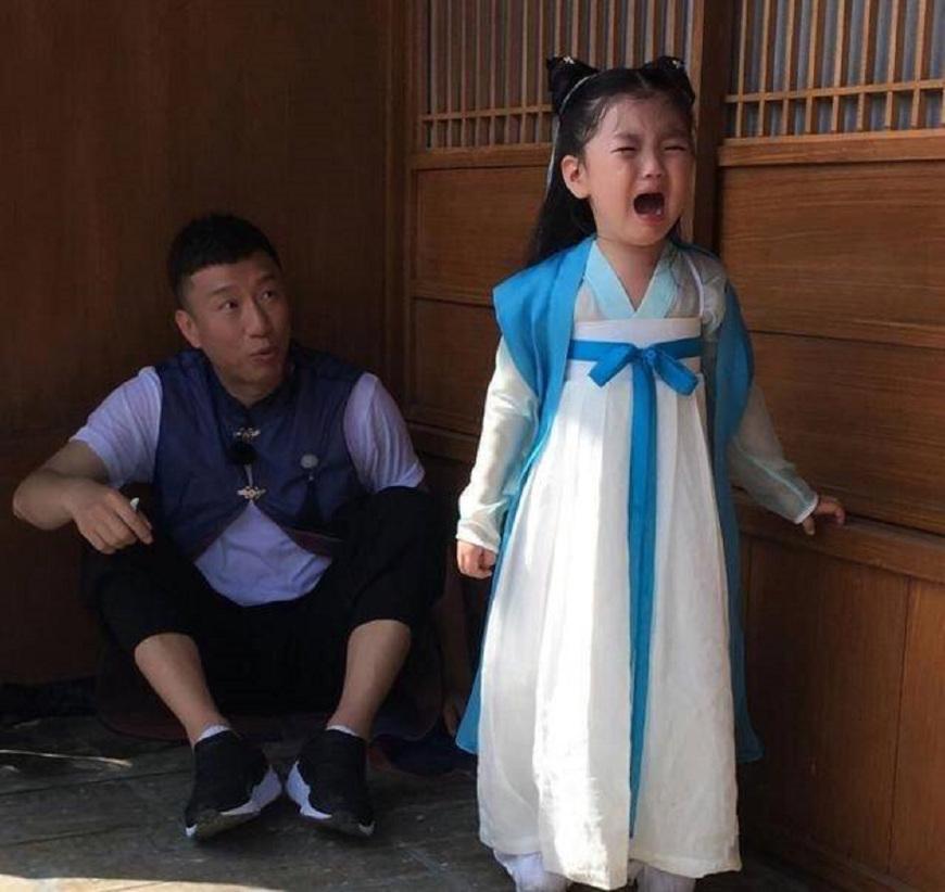 阿拉蕾四岁吊威亚雨中拍戏数小时,而她的父母却在一旁玩手机