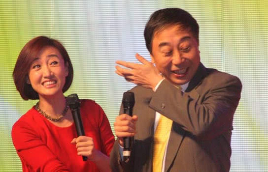 61岁冯巩一家近照老婆长得比牛莉还美儿子颜值一言难尽