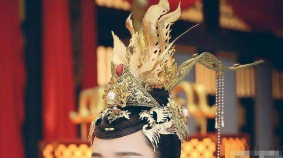 盘点6个古装中的凤冠:热巴的味美,唐嫣的搞笑,最惊艳的是她的