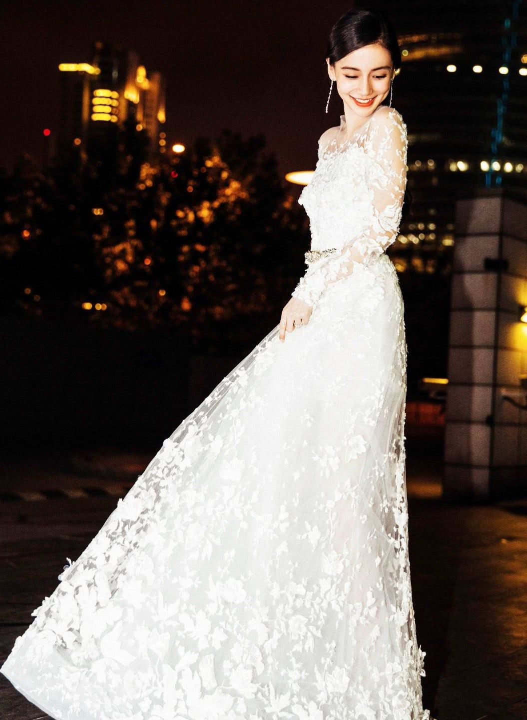 白色蕾丝款礼服裙,大气优雅,大裙摆的设计,让这款造型下的杨颖美得像
