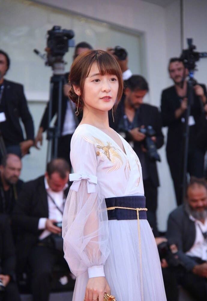 徐娇身着汉元素礼服与《战狼2》女主角卢靖姗共同亮相威尼斯电影节红