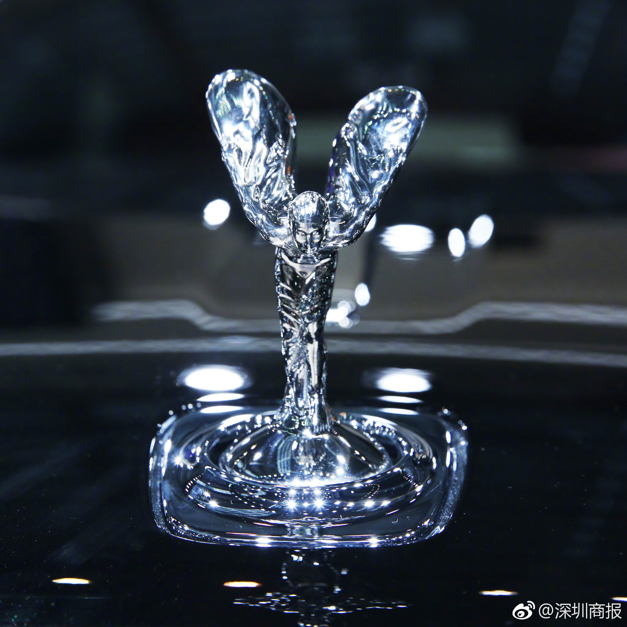 今年的劳斯莱斯有点不同比如说这辆suv就是今年的首款