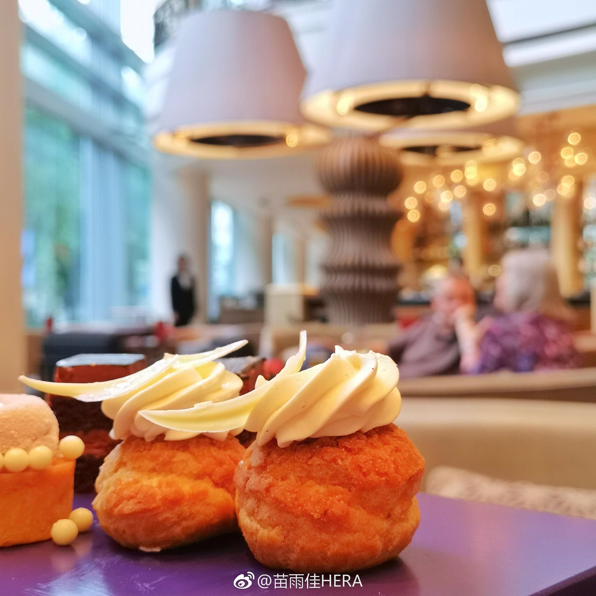 在高楼之上或是隔着玻璃幕墙,一边就着西式糕点喝茶|四季酒店|下午茶