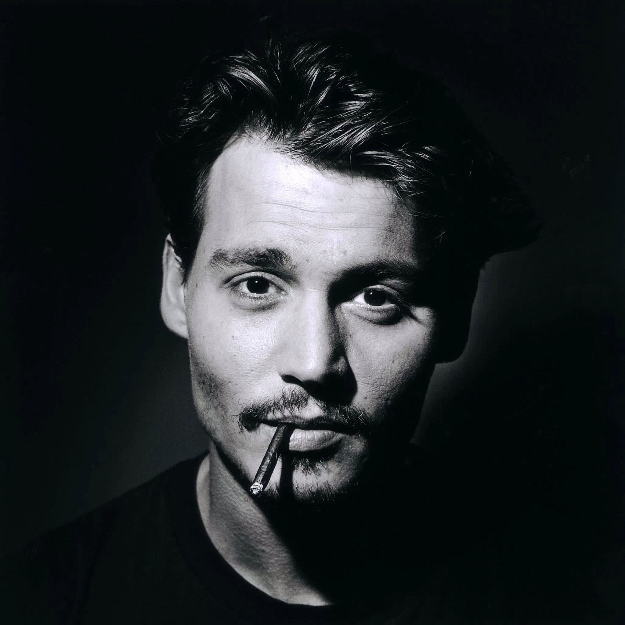 德普19岁女儿与甜茶街头热吻老爸又陷家暴风波