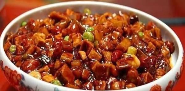 丁,茭白,豆腐干花,生仁,白果八宝辣酱今天要给大家介绍的是一道上海的