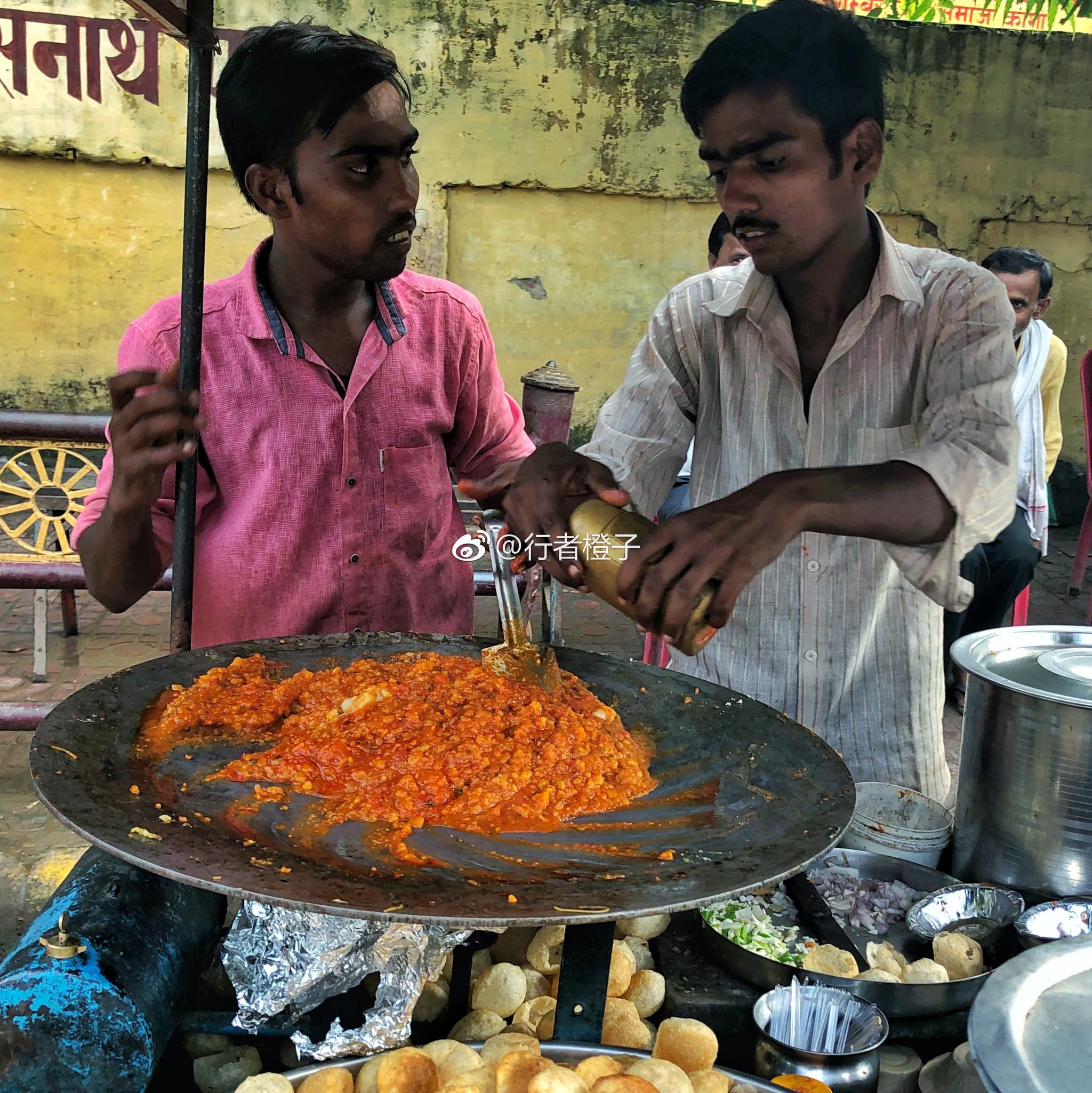 印度街头小吃,当地人一边哄苍蝇一边吃,快乐其实很简单.