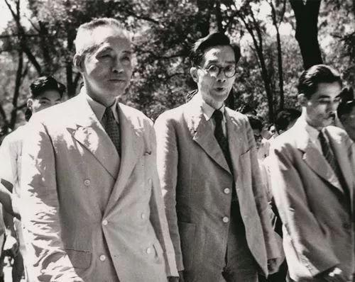 1948年8月16日,到清华大学视察的国民党教育部长朱家骅(左)由梅贻琦