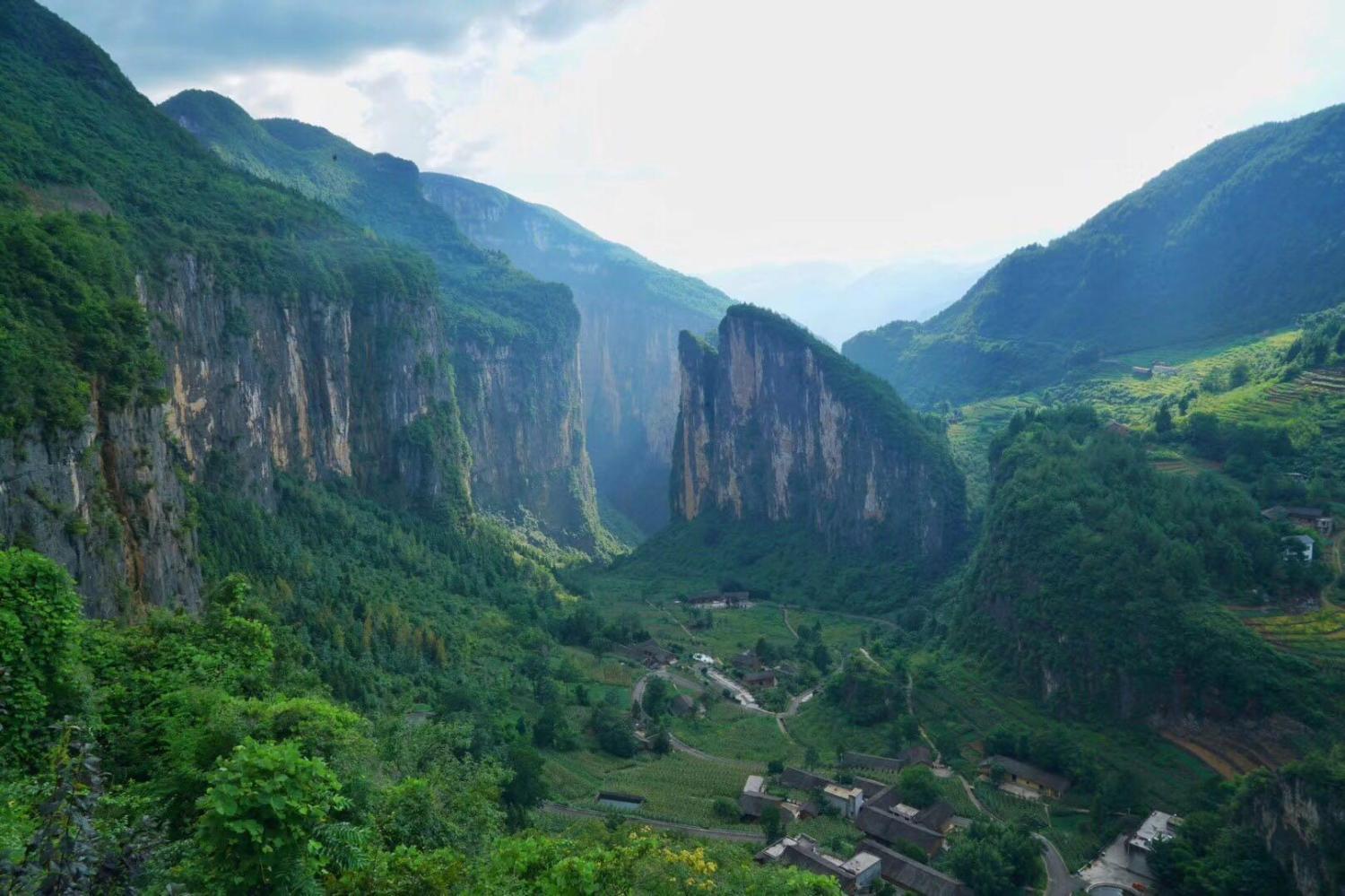 长江夔门"孪生兄弟", 重庆第一绝壁, 在此深谷中坐落着神秘部落