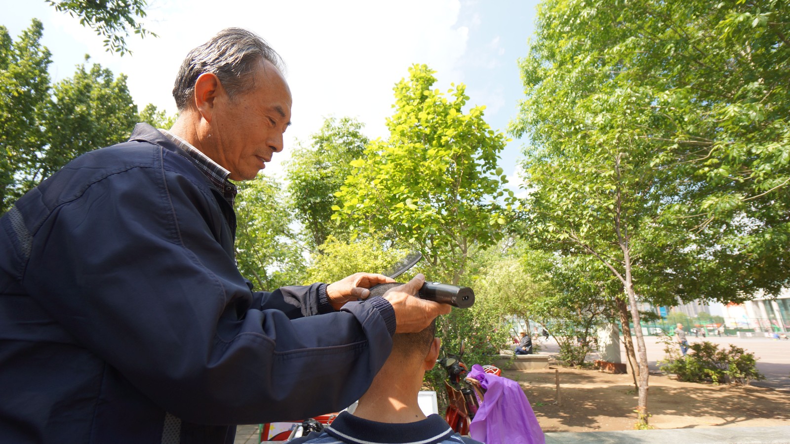 62岁退休工人免费为市民理发40年 只为结交朋友不寂寞
