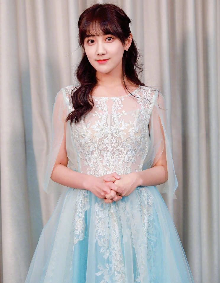 李艺彤胆真大前面只用花纹遮住网友不可能干掉鞠婧祎