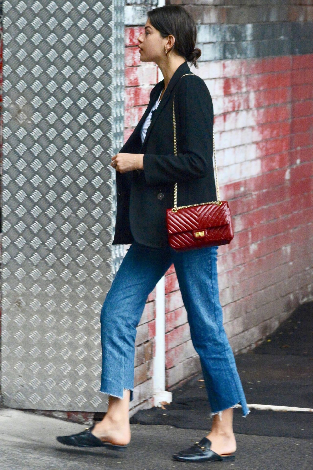 新西兰超模georgia fowler 当地时间3月13日在悉尼前往工作拍摄的街拍