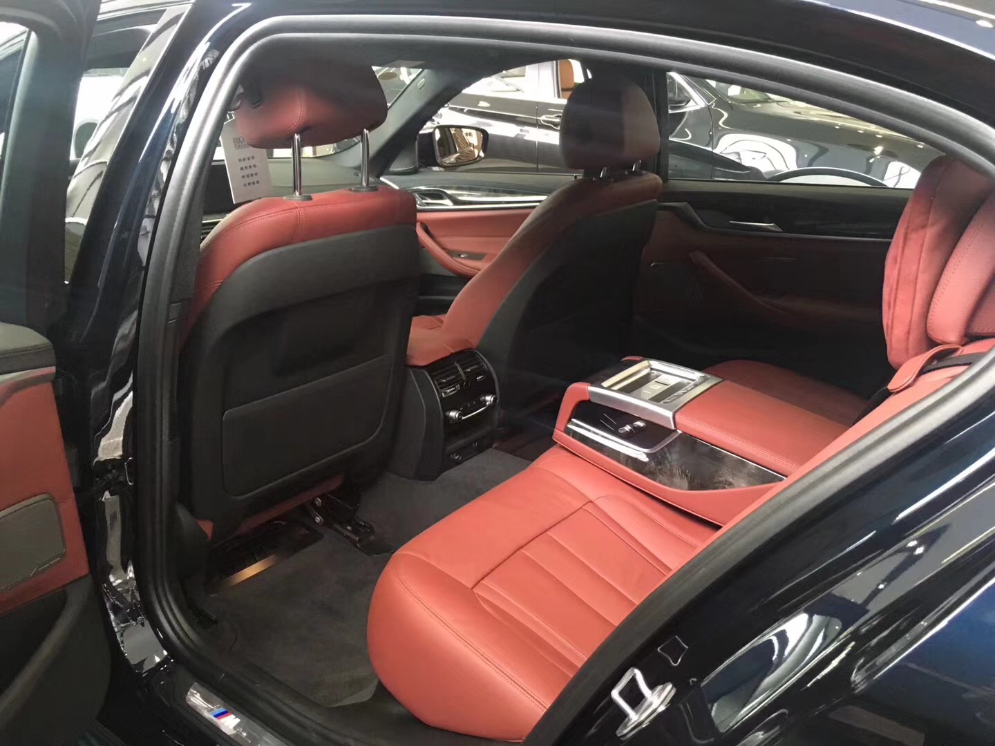 实拍宝马530li尊享型,内饰豪华不输奔驰,外观堪称完美-新浪汽车