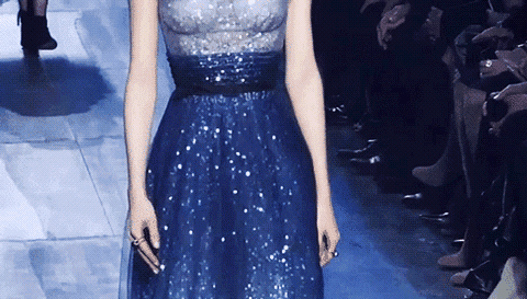 dior秀场上肩带滑落的小仙女,穿上星空裙美翻了