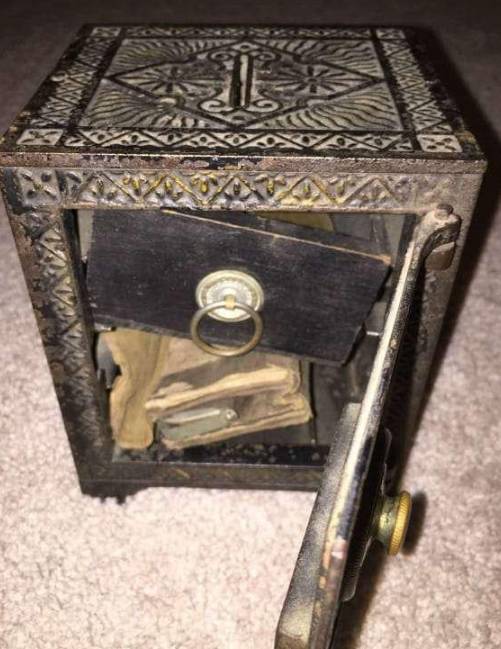 此人发现爷爷留下的古老保险柜,里面的东西价值连城!