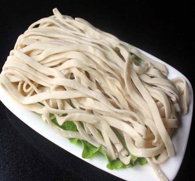 顾名思义,面薄,可以理解为薄面,薄字念bo轻声.