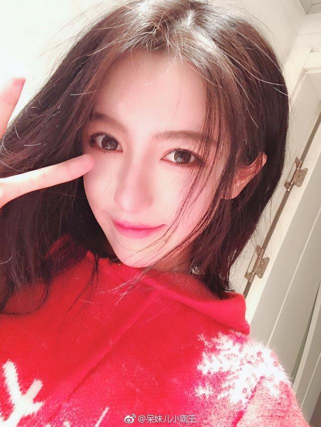 一年前的呆妹儿收入不到一万如今翻百倍|主播|斗鱼|小霸王_新浪新闻