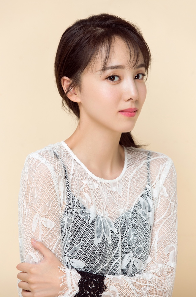 刘熙彤最新初春暖色写真曝光 性感俏皮展现青春魅力