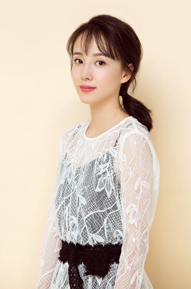 刘熙彤最新初春暖色写真曝光 性感俏皮展现青春魅力