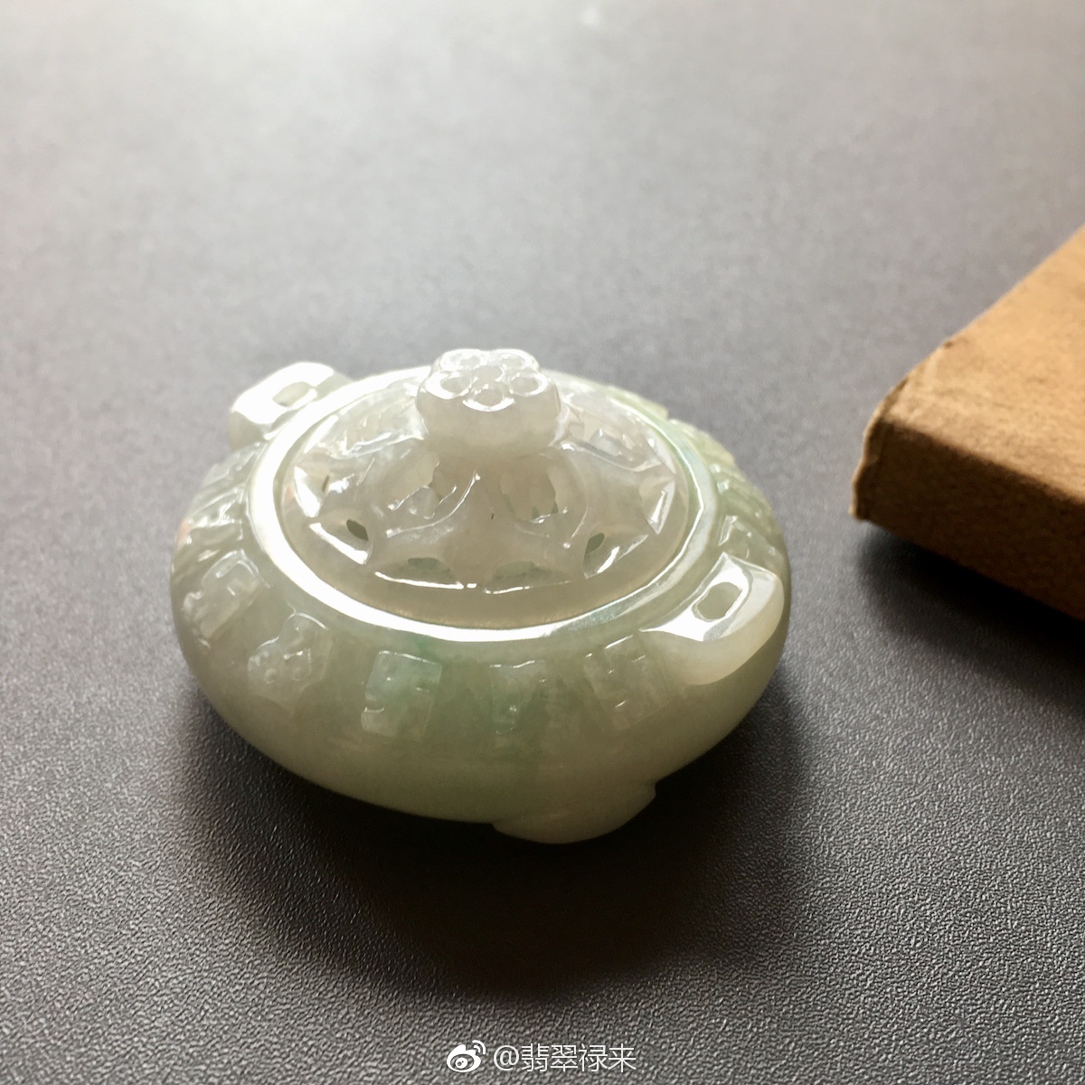 雅致之物,一个翡翠制成的香插,你可以用它来焚线香