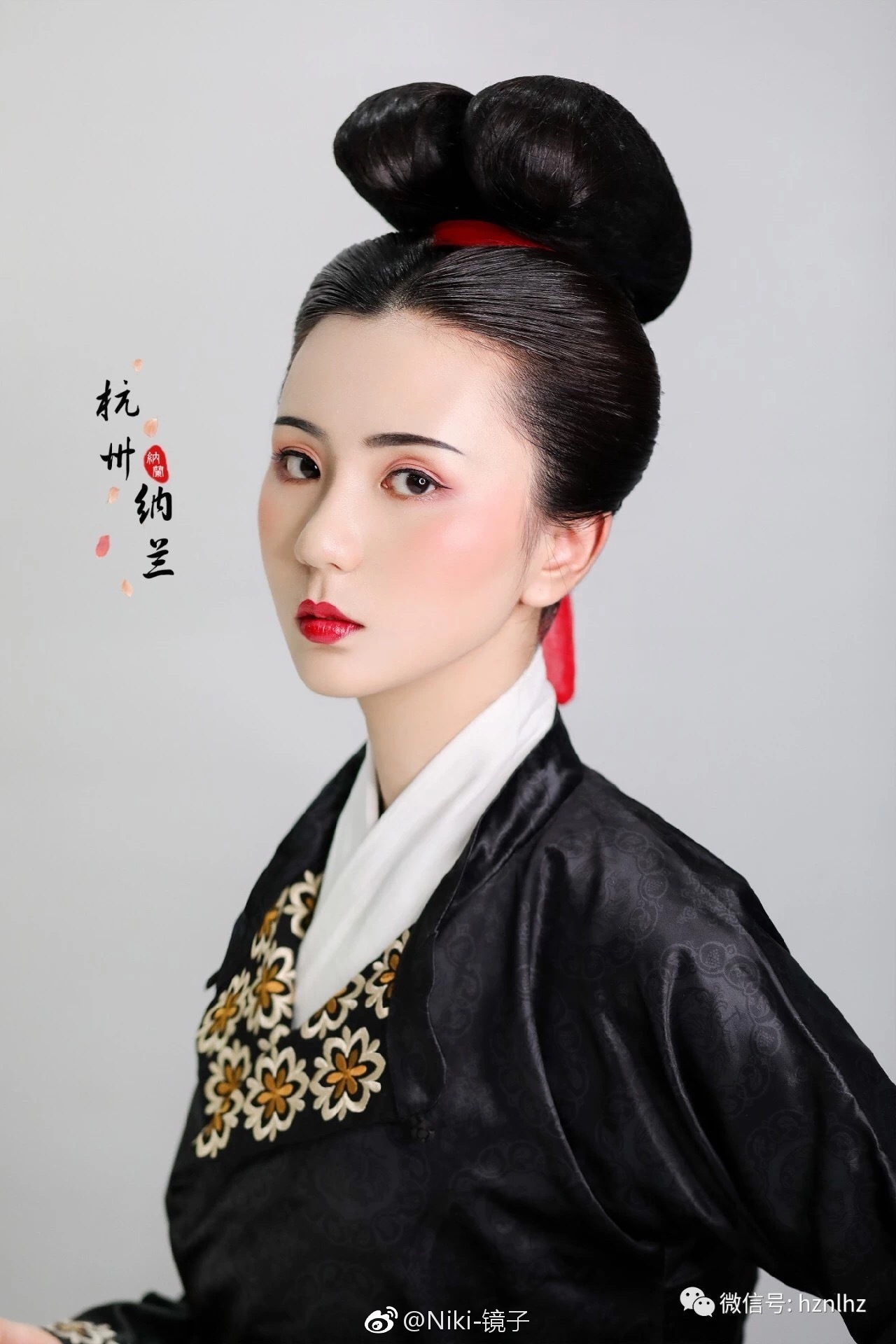 楚天千里清秋,水随天去秋无际.遥岑远目,献愁供恨,玉簪螺髻.