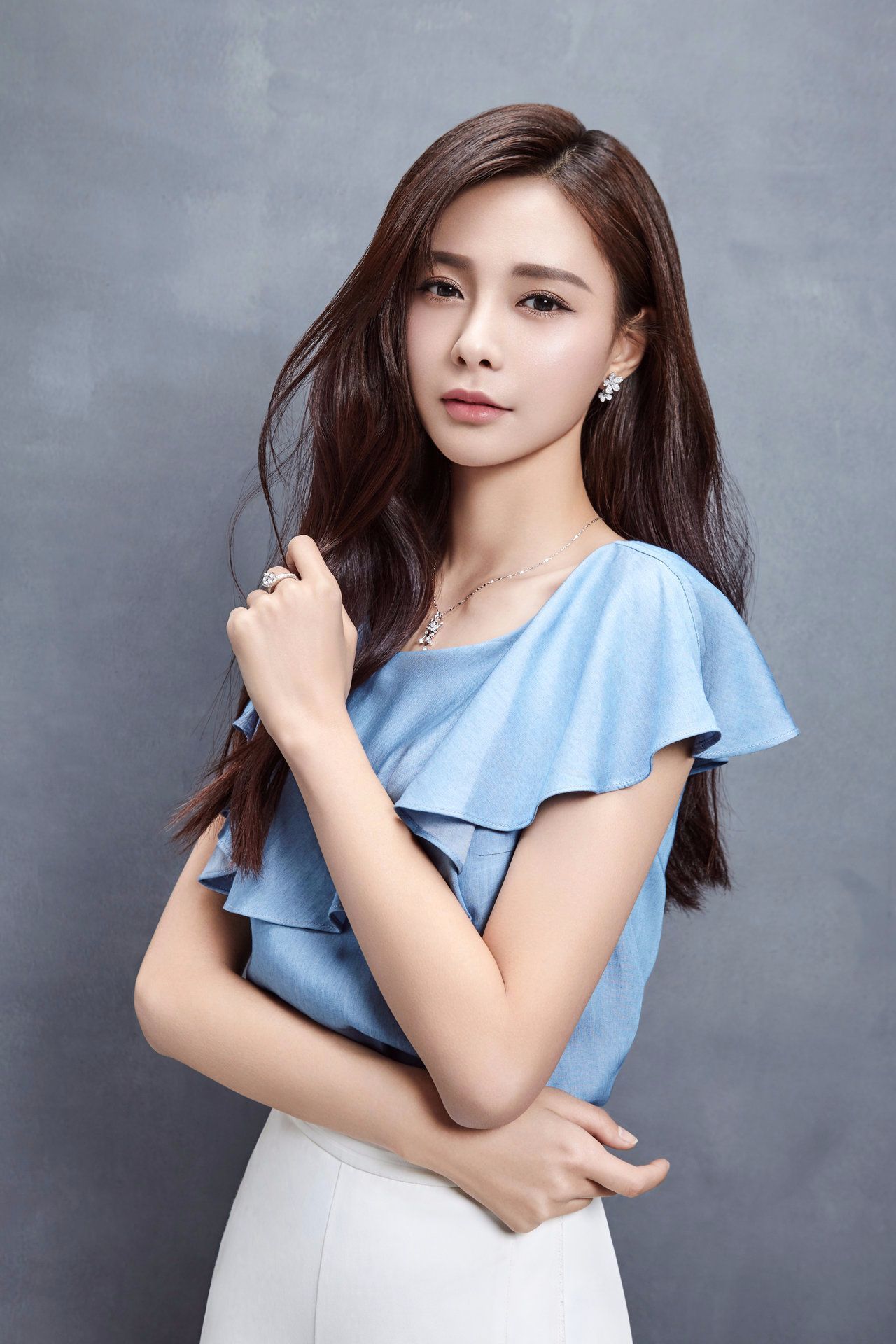 《举杯呵呵喝》节目中沈梦辰被问婆媳关系,她露出尴尬的一笑