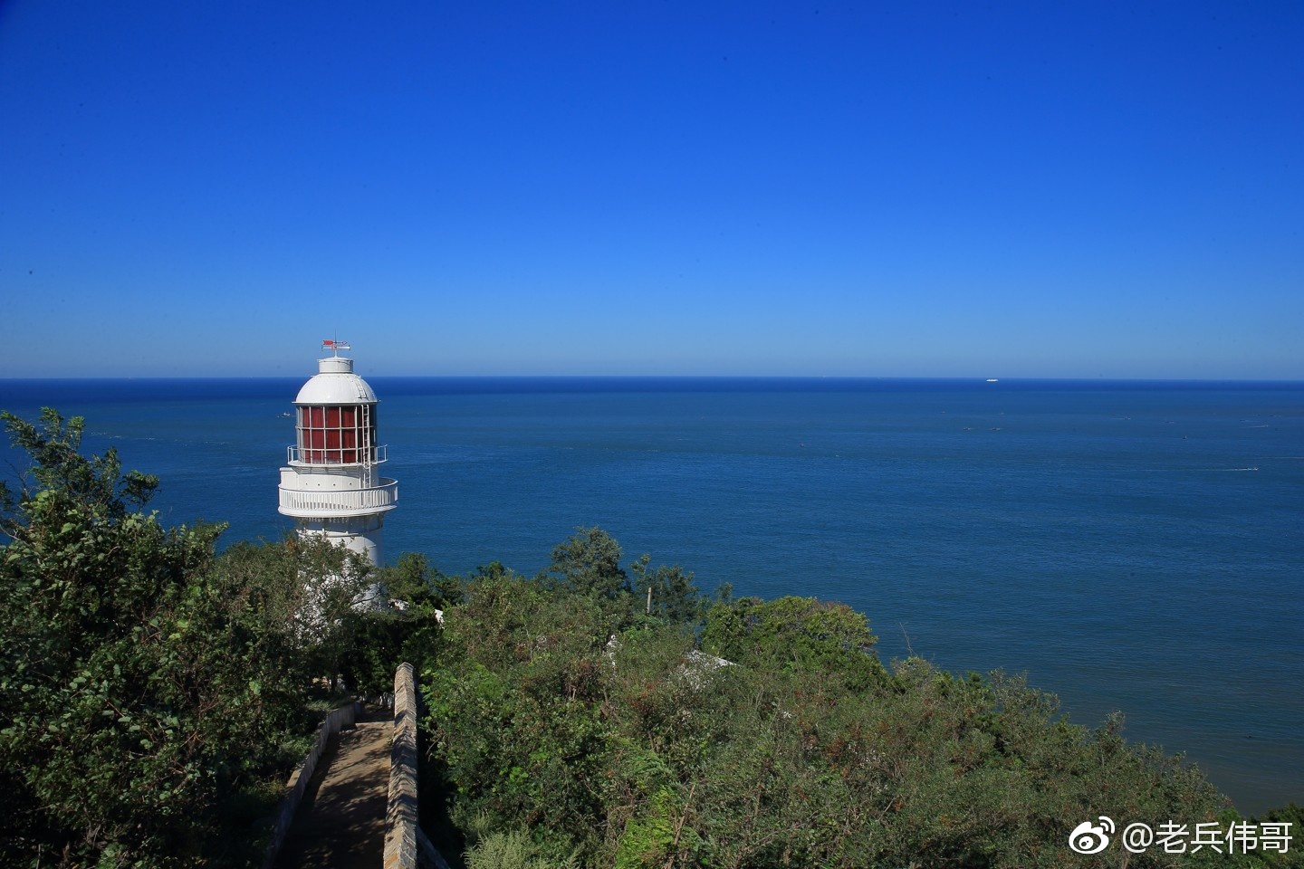 在辽东半岛最南端有一座百年灯塔叫老铁山灯塔