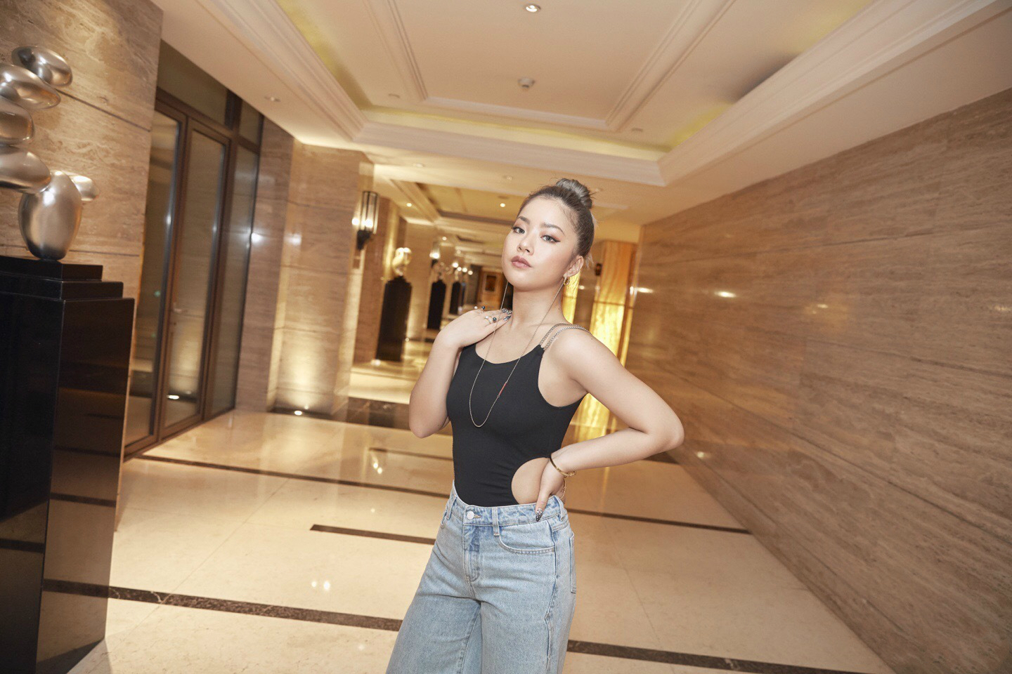 王菊宣布跟老家英模解约,人红了就开始膨胀想要自立门户?