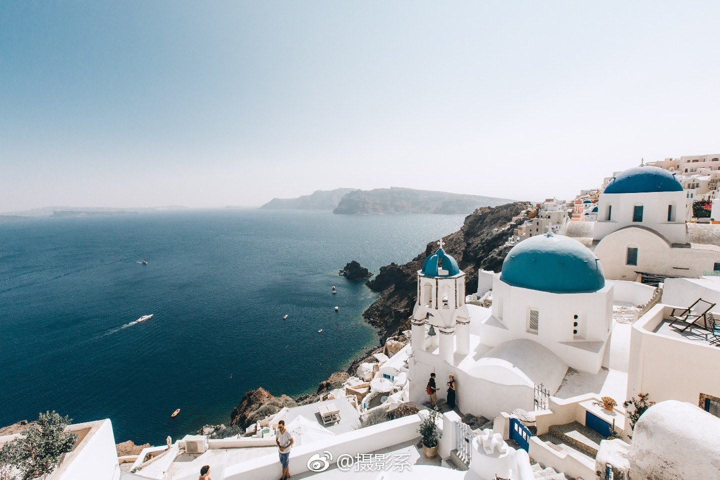 圣托里尼岛拥有白色的房屋和令人难以置信的蓝色天空