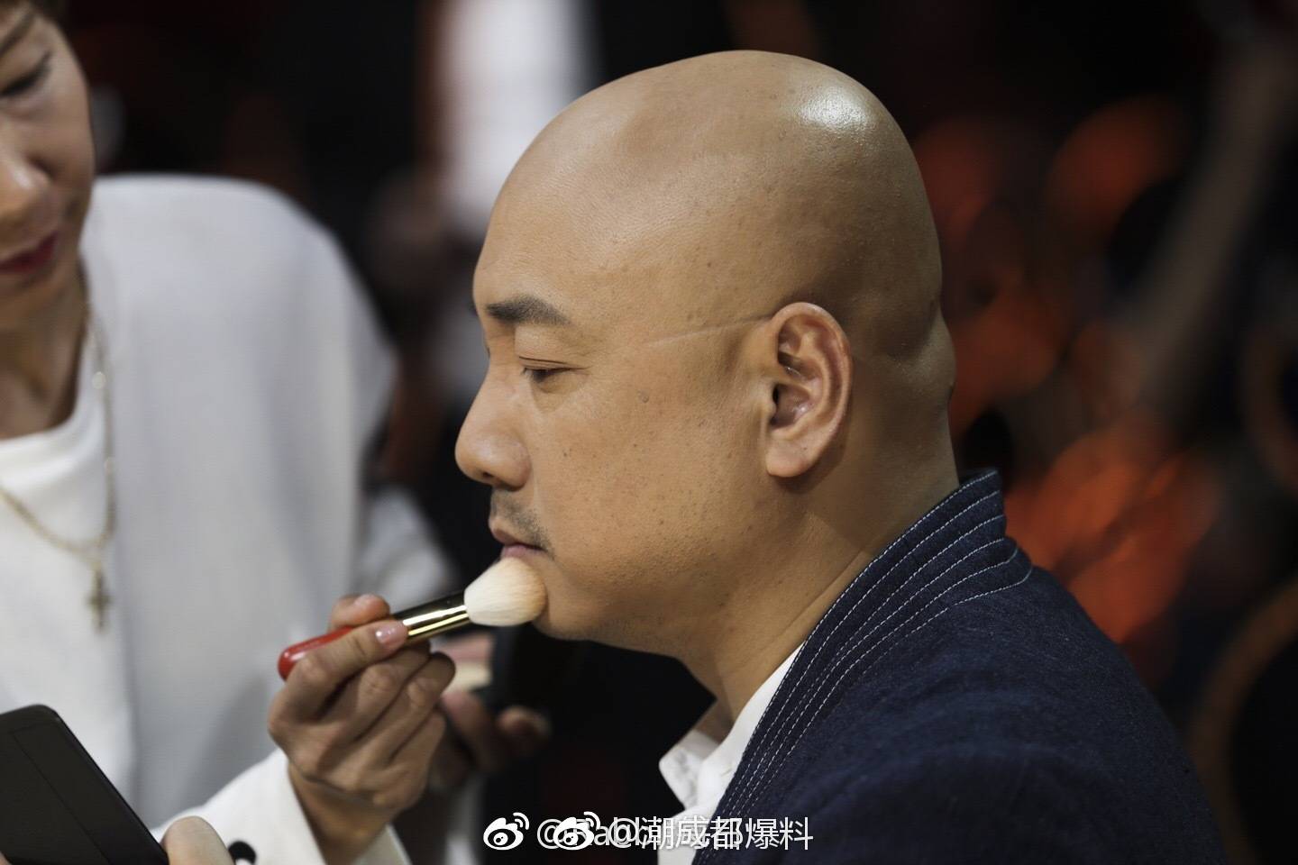 可能是最费粉底液的男艺人了,一路涂到后脑勺有些人看起来表面风光