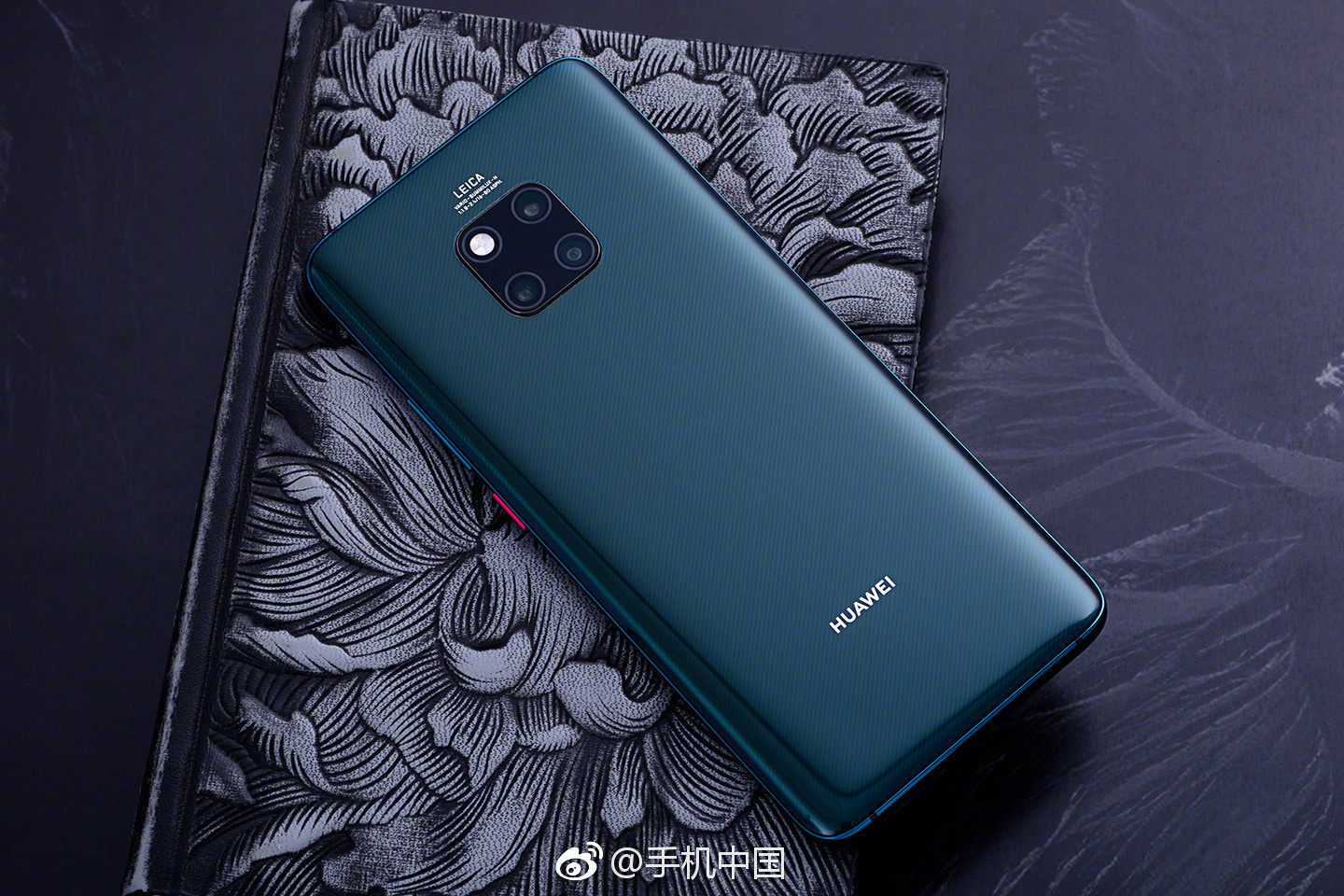 屏的组合,背部中间的徕卡三摄十分吸睛,华为从保时捷919中汲取灵感