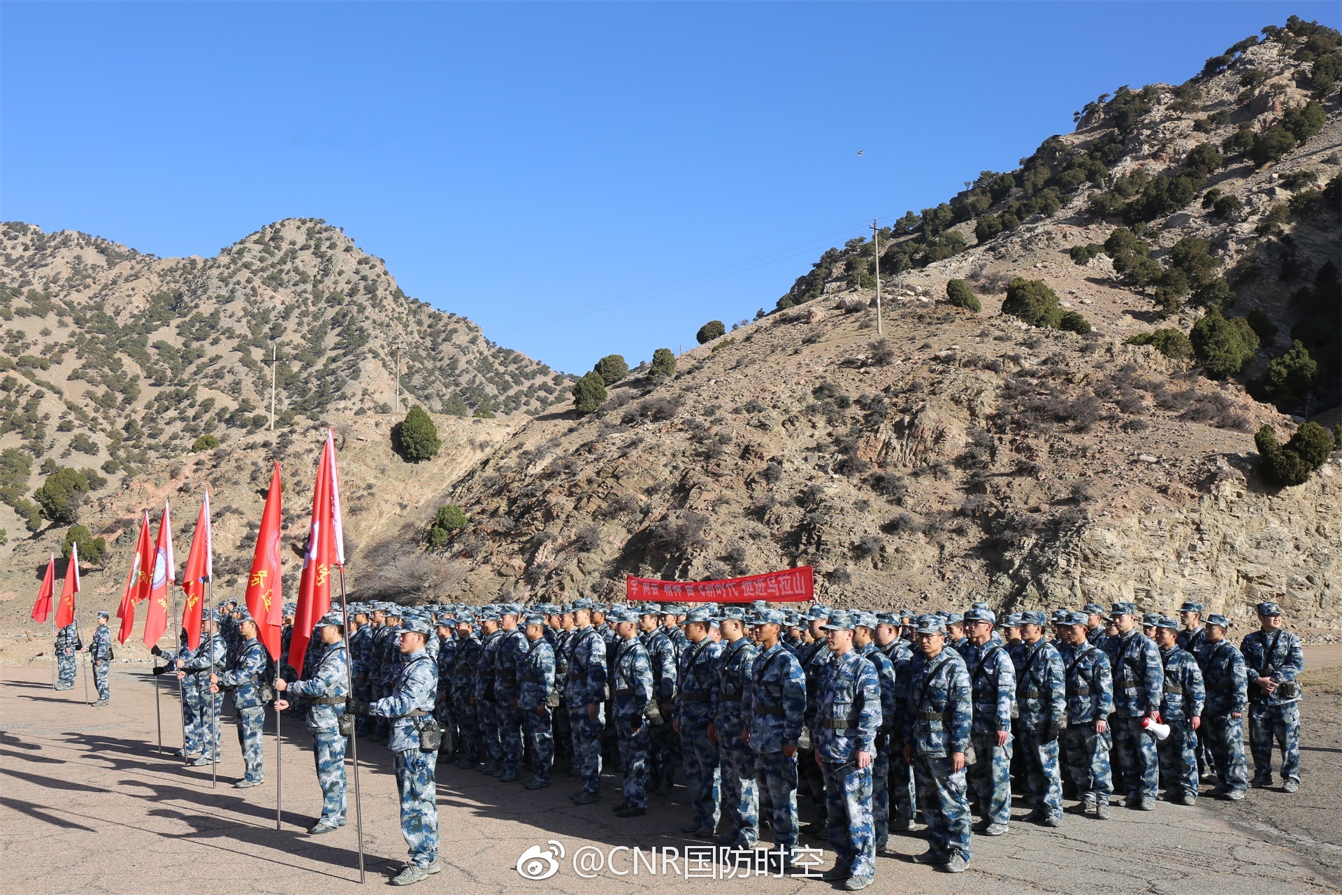 北部战区空军某场站组织全员实战化练兵拉练|空军|练兵|场站_新浪新闻