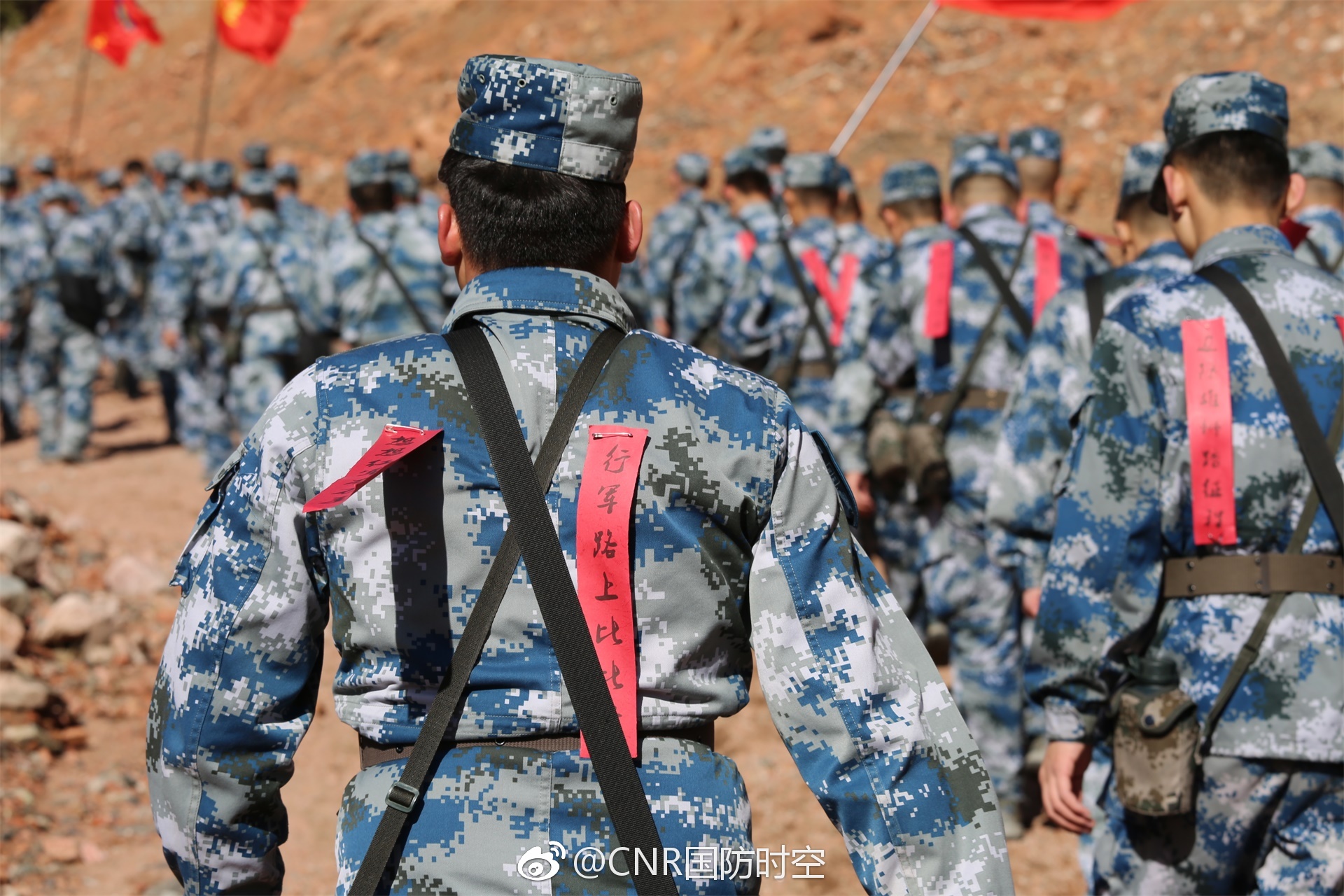 北部战区空军某场站组织全员实战化练兵拉练