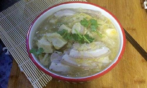 东北酸菜炖白肉