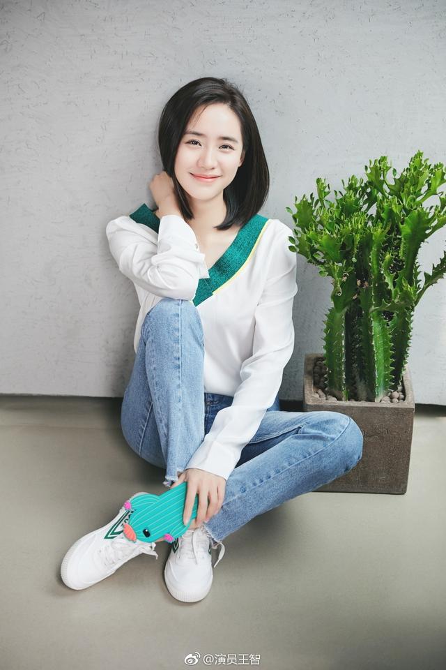 走到哪儿都喜欢拍个美美的照片,而尤奕也成为了她的跟拍摄影