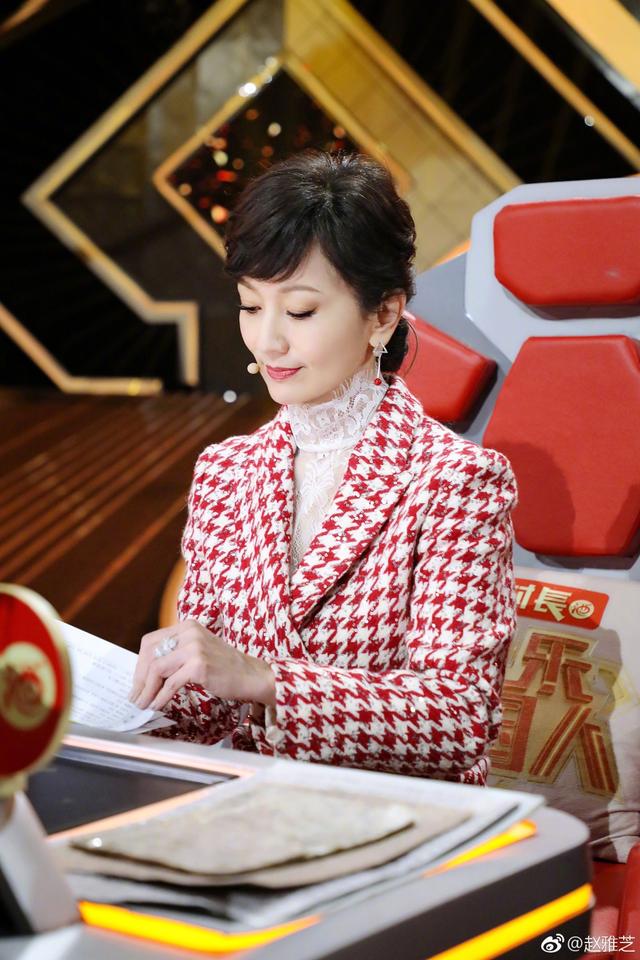 赵雅芝最新机场街拍时髦发型搭配上破洞牛仔裤真看不出是64岁