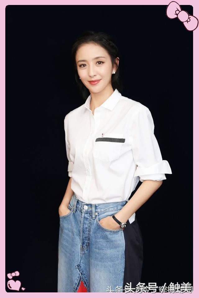 同穿白衬衫+牛仔裙,佟丽娅穿着似少女,徐佳莹
