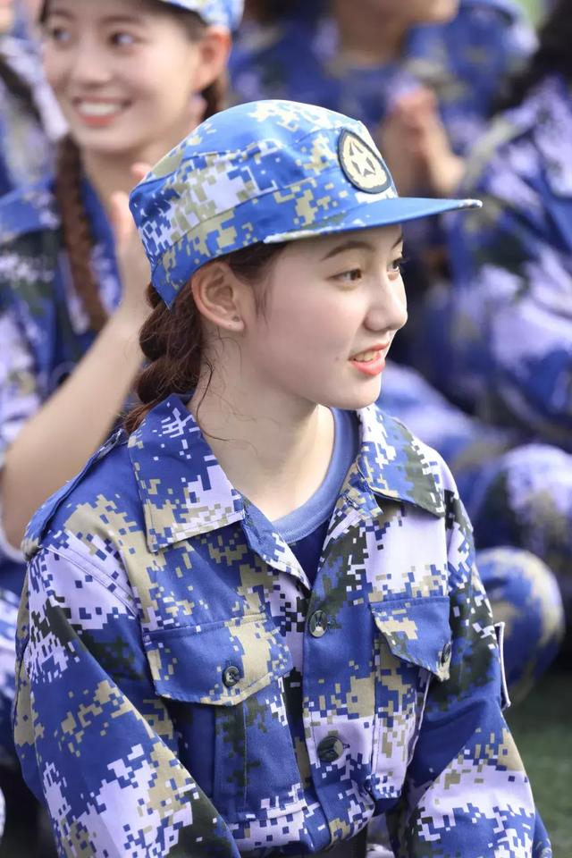 南京艺术学院军训照曝光看完没人敢说迷彩服丑了