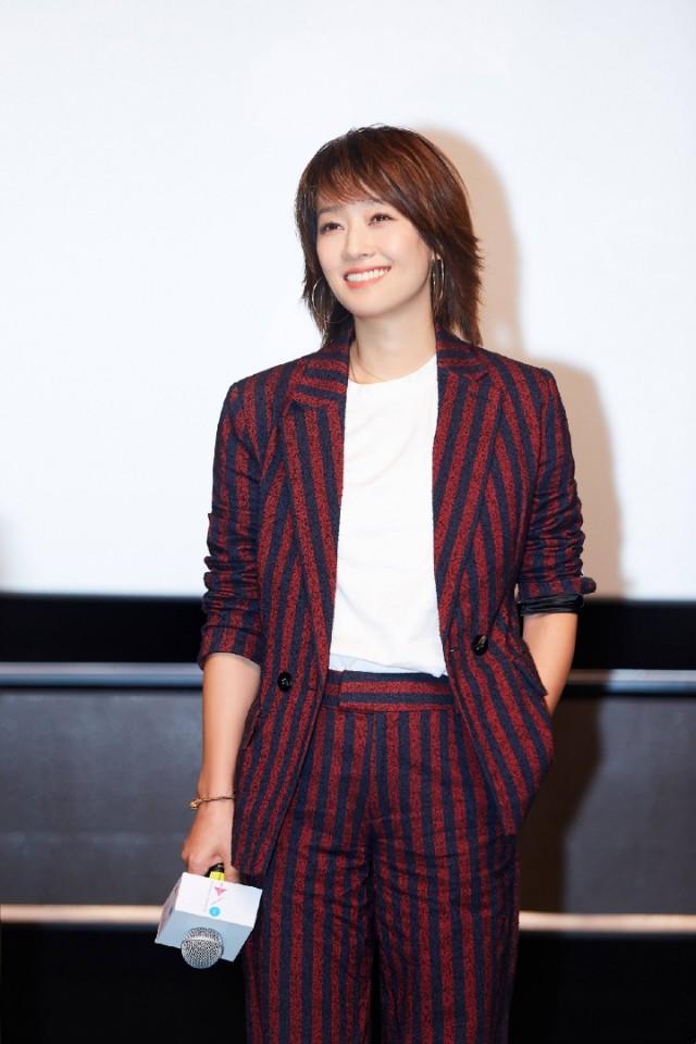 马伊琍再穿竖条纹套装,黑白配换大胆红蓝配,42岁少女气质惊艳